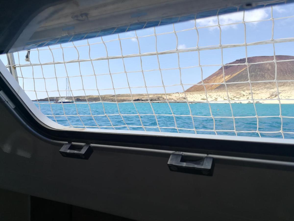 Magnifico Barco En La Graciosa Hotel Калета де Себо Екстериор снимка