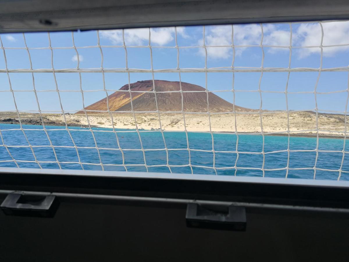 Magnifico Barco En La Graciosa Hotel Калета де Себо Екстериор снимка